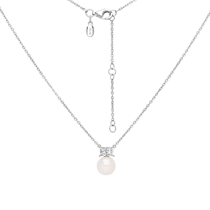 Classic Pearl: สร้อยคอเงินชุบโรเดียม ประดับไข่มุกน้ำจืดและ CZ ทรง Princess Cut