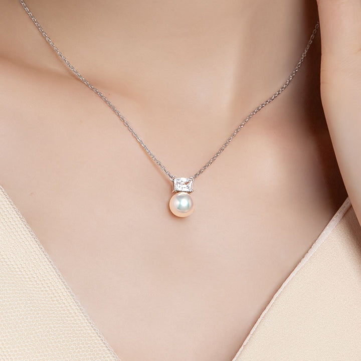 Classic Pearl: สร้อยคอเงินชุบโรเดียม ประดับไข่มุกน้ำจืดและ CZ ทรง Princess Cut