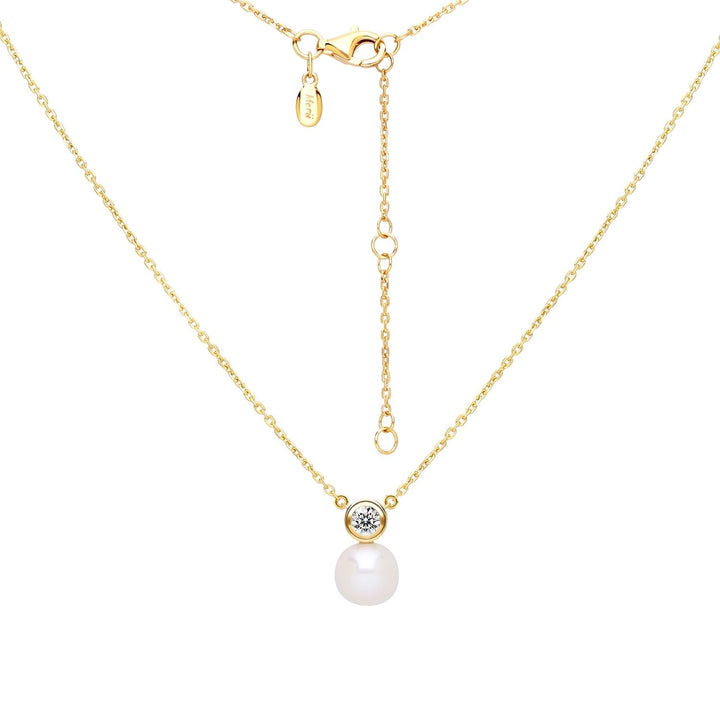 Classic Pearl: สร้อยคอเงินชุบทองคำ 23K ประดับไข่มุกน้ำจืดและ CZ ทรง Round Cut
