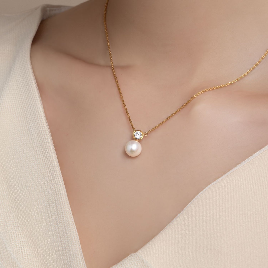 Classic Pearl: สร้อยคอเงินชุบทองคำ 23K ประดับไข่มุกน้ำจืดและ CZ ทรง Round Cut