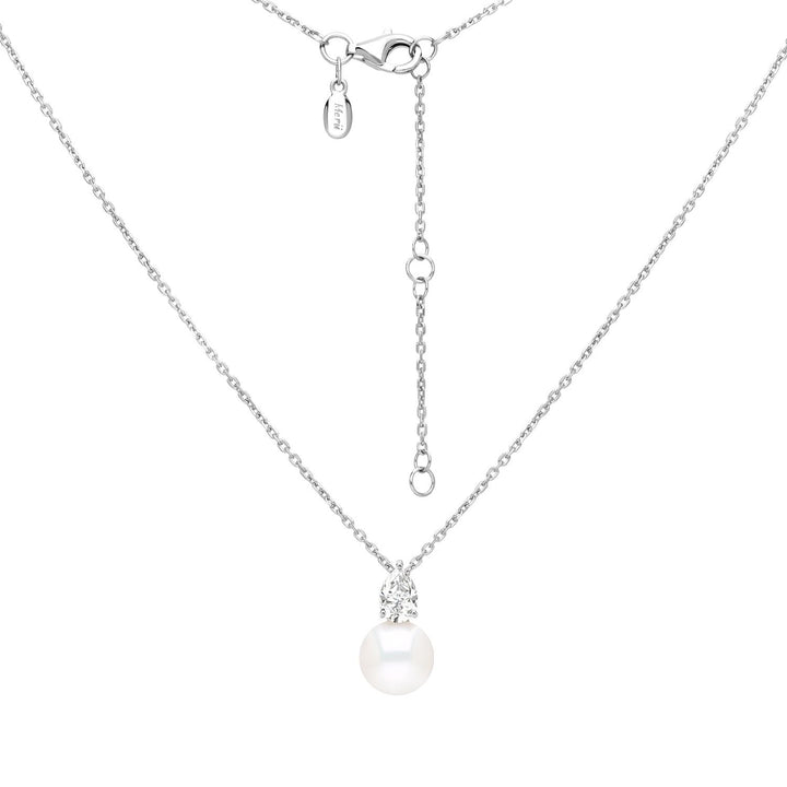 Classic Pearl: สร้อยคอเงินชุบโรเดียม ประดับไข่มุกน้ำจืดและ CZ ทรงหยดน้ำ