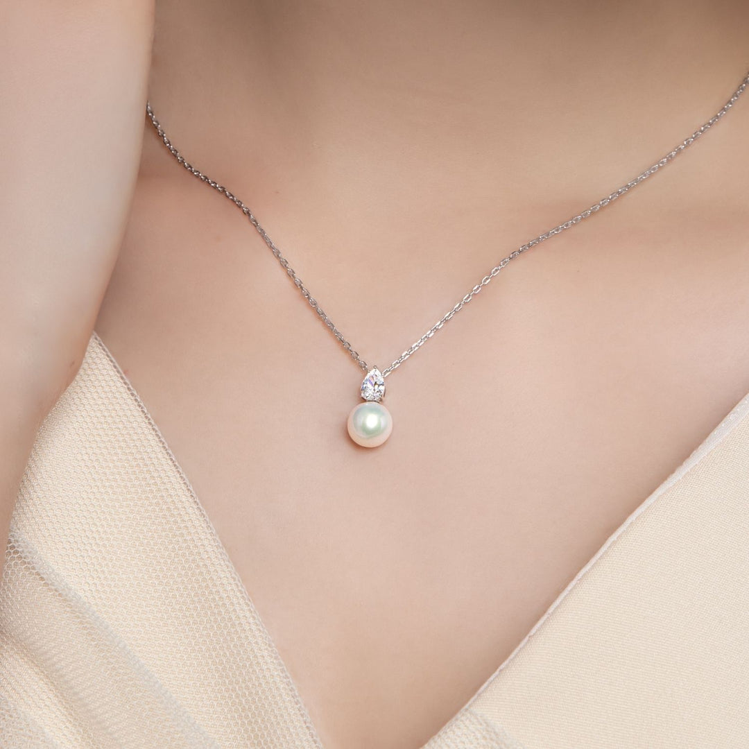 Classic Pearl: สร้อยคอเงินชุบโรเดียม ประดับไข่มุกน้ำจืดและ CZ ทรงหยดน้ำ