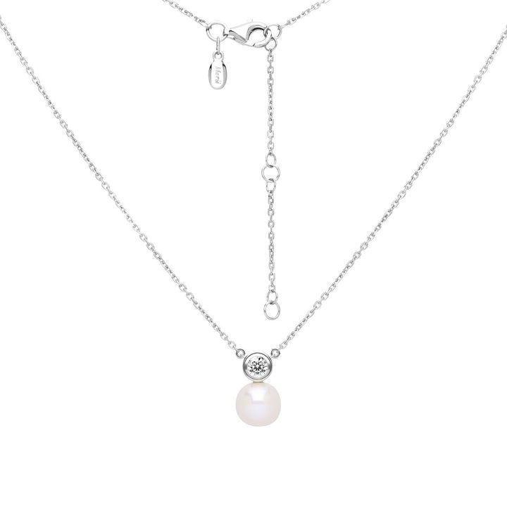 Classic Pearl: สร้อยคอเงินชุบโรเดียม ประดับไข่มุกน้ำจืดและ CZ เจียระไน 100 เหลี่ยม