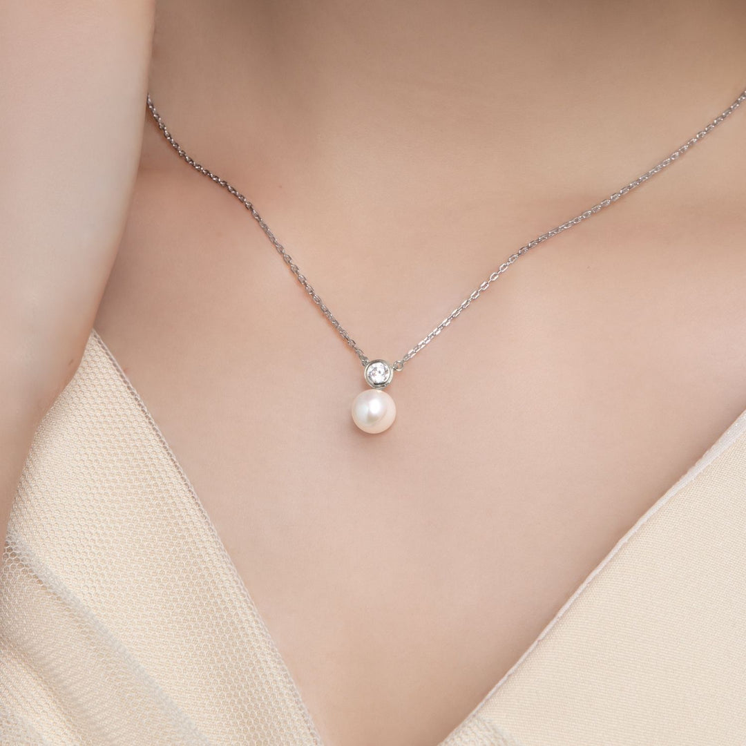 Classic Pearl: สร้อยคอเงินชุบโรเดียม ประดับไข่มุกน้ำจืดและ CZ เจียระไน 100 เหลี่ยม