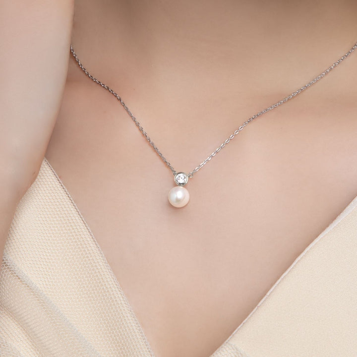 Classic Pearl: สร้อยคอเงินชุบโรเดียม ประดับไข่มุกน้ำจืดและ CZ เจียระไน 100 เหลี่ยม
