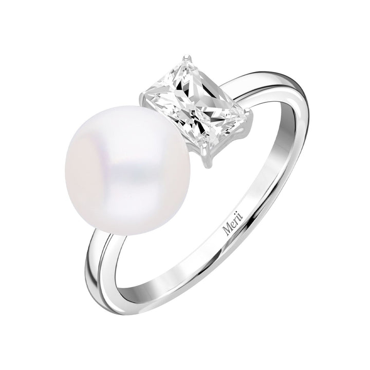 Classic Pearl: แหวนเงินชุบโรเดียม ประดับไข่มุกน้ำจืดและ CZ ทรง Princess Cut