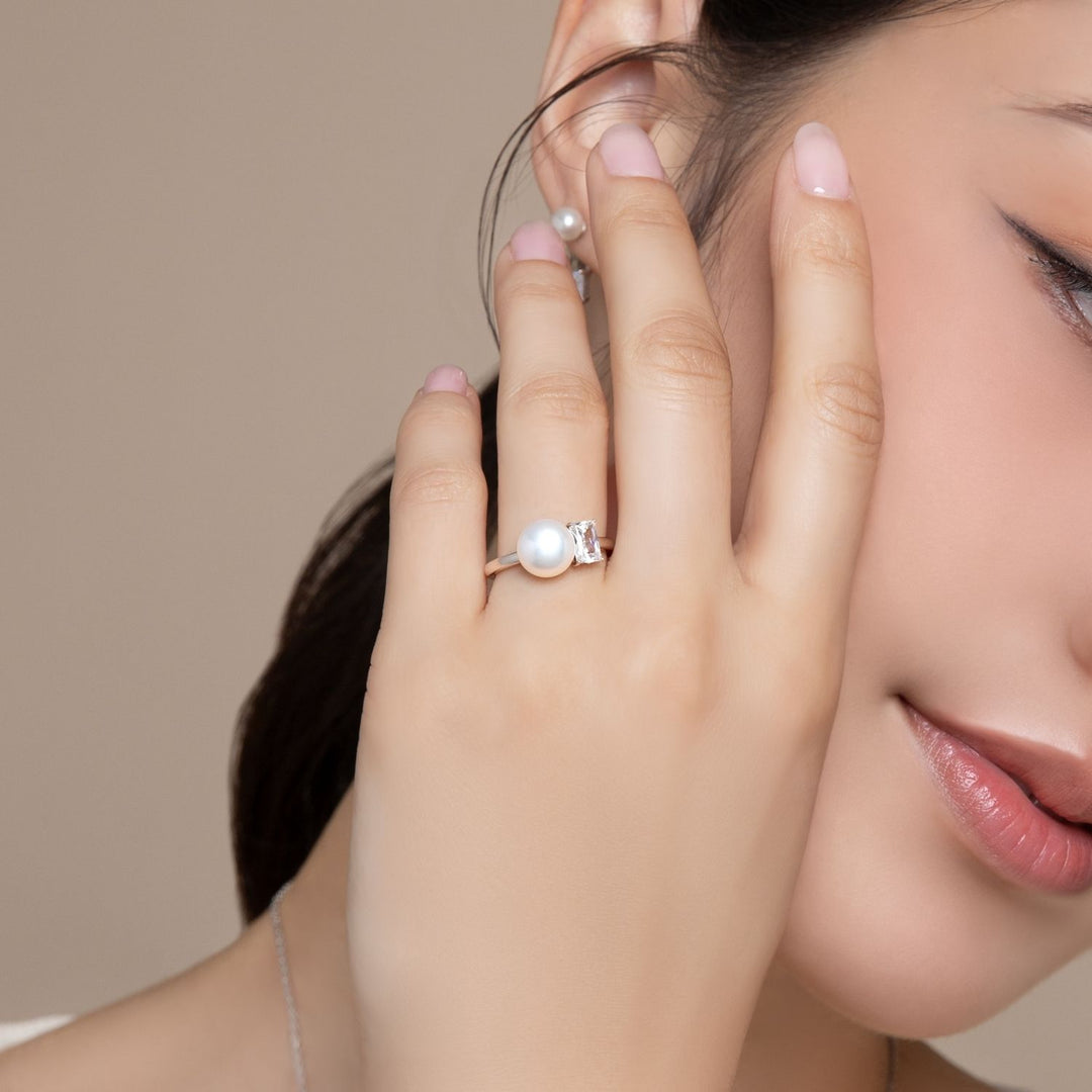 Classic Pearl: แหวนเงินชุบโรเดียม ประดับไข่มุกน้ำจืดและ CZ ทรง Princess Cut