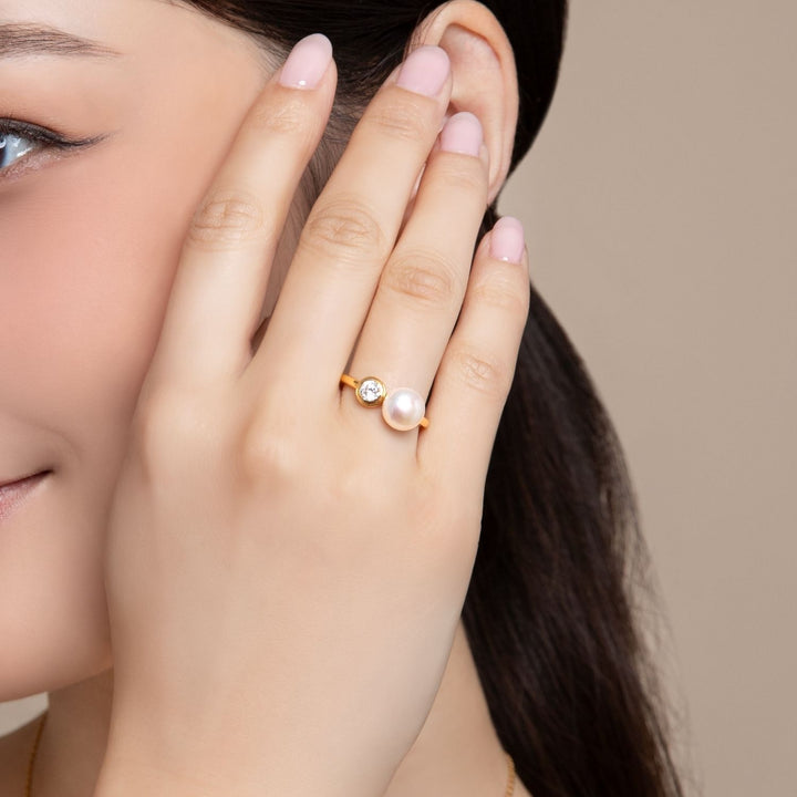 Classic Pearl: แหวนเงินชุบทองคำ 23K ประดับไข่มุกน้ำจืดและ CZ ฝังหุ้ม
