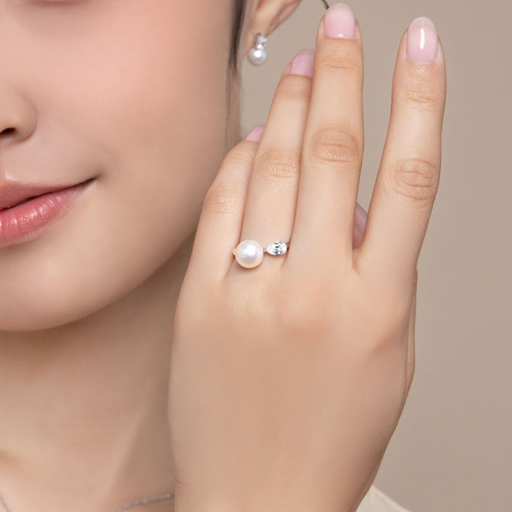 Classic Pearl: แหวนเงินชุบโรเดียม ประดับไข่มุกน้ำจืดและ CZ ทรงหยดน้ำ