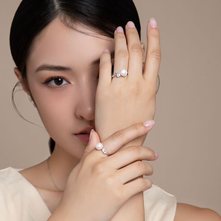 Classic Pearl: แหวนเงินชุบโรเดียม ประดับไข่มุกน้ำจืดและ CZ ทรงหยดน้ำ