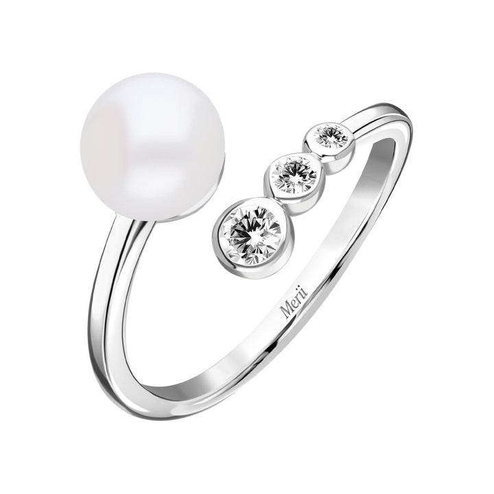 Classic Pearl: แหวนเงินชุบโรเดียม ประดับไข่มุกน้ำจืดและ CZ แบบ 3 เม็ด