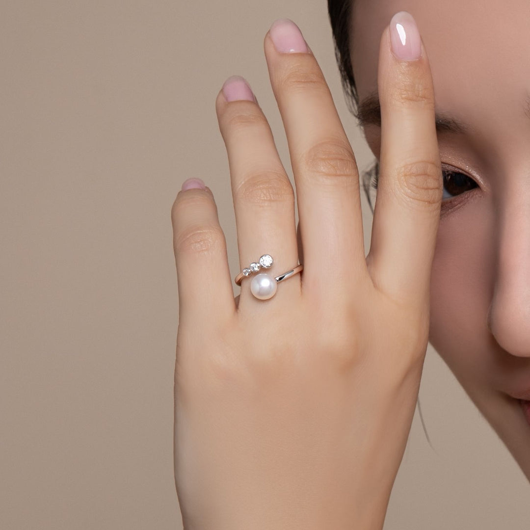 Classic Pearl: แหวนเงินชุบโรเดียม ประดับไข่มุกน้ำจืดและ CZ แบบ 3 เม็ด