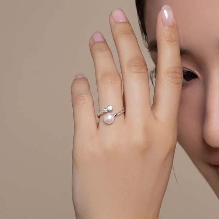 Classic Pearl: แหวนเงินชุบโรเดียม ประดับไข่มุกน้ำจืดและ CZ แบบ 3 เม็ด
