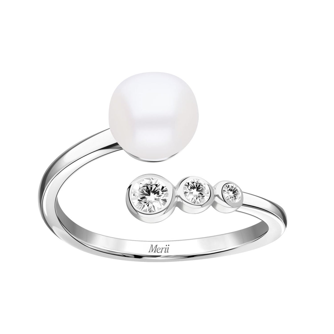 Classic Pearl: แหวนเงินชุบโรเดียม ประดับไข่มุกน้ำจืดและ CZ แบบ 3 เม็ด