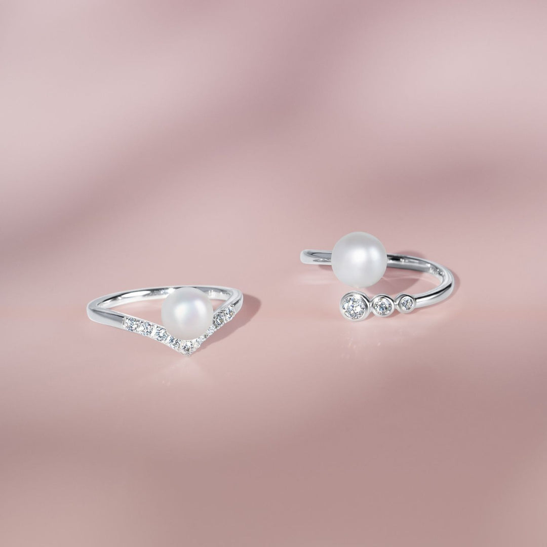 Classic Pearl: แหวนเงินชุบโรเดียม ประดับไข่มุกน้ำจืดและ CZ แบบ 3 เม็ด