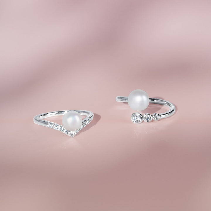 Classic Pearl: แหวนเงินชุบโรเดียม ประดับไข่มุกน้ำจืดและ CZ แบบ 3 เม็ด