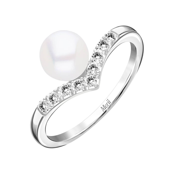 Classic Pearl: แหวนเงินชุบโรเดียม ประดับไข่มุกน้ำจืดและ CZ ทรงแหวนปีกนก