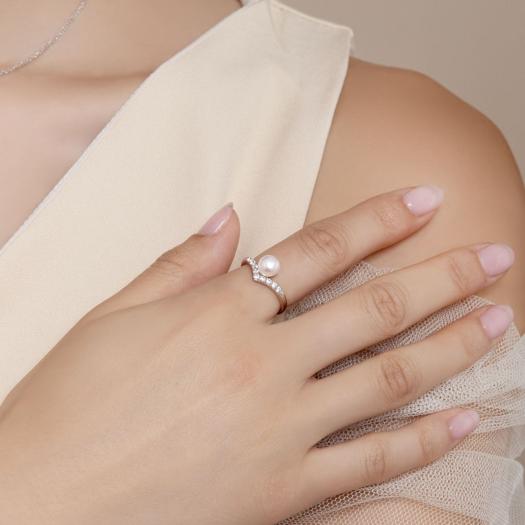 Classic Pearl: แหวนเงินชุบโรเดียม ประดับไข่มุกน้ำจืดและ CZ ทรงแหวนปีกนก