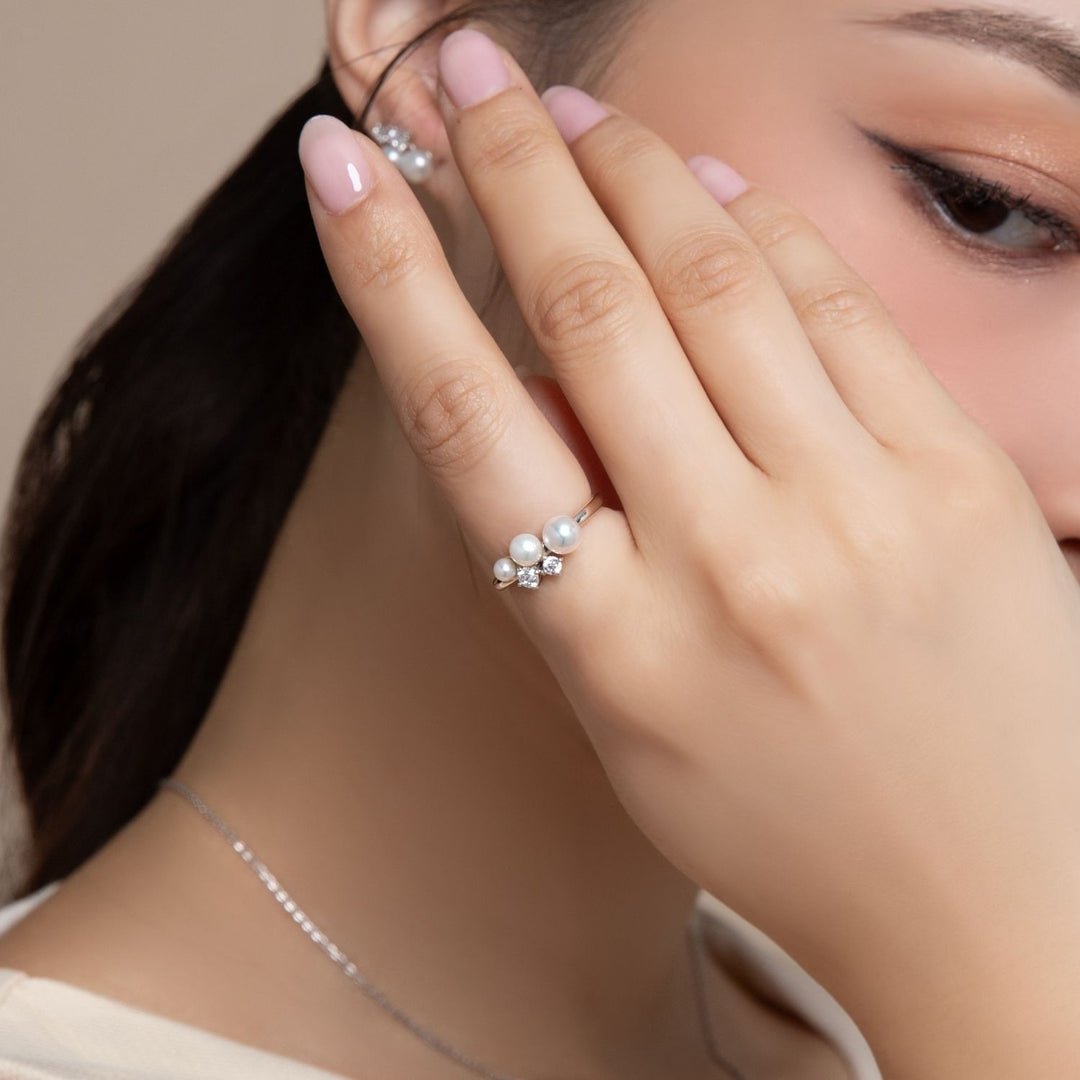 Classic Pearl: แหวนเงินชุบโรเดียม ประดับไข่มุกหลายขนาดและ CZ