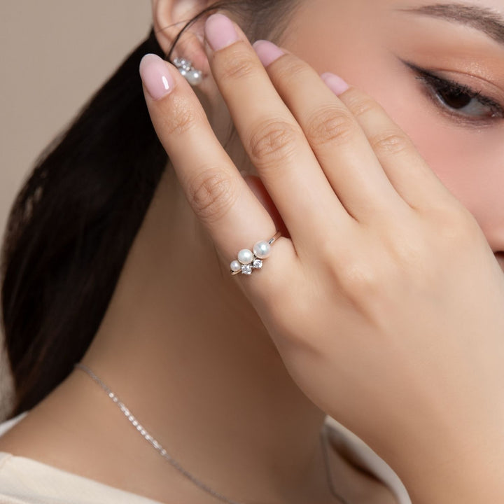 Classic Pearl: แหวนเงินชุบโรเดียม ประดับไข่มุกหลายขนาดและ CZ
