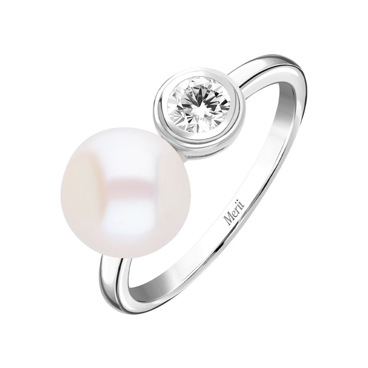 Classic Pearl: แหวนเงินชุบโรเดียม ประดับไข่มุกน้ำจืดและ CZ ฝังหุ้ม