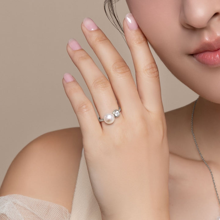 Classic Pearl: แหวนเงินชุบโรเดียม ประดับไข่มุกน้ำจืดและ CZ ฝังหุ้ม