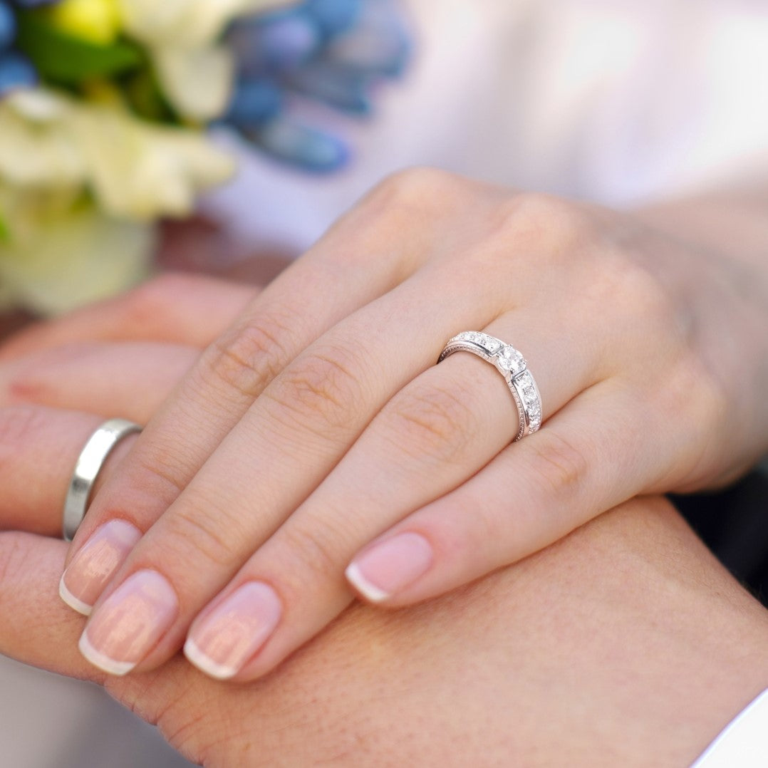 Couple Rings แหวนเงิน ดีไซน์แหวนเกลี้ยงกรีดลายบริเวณขอบแหวน