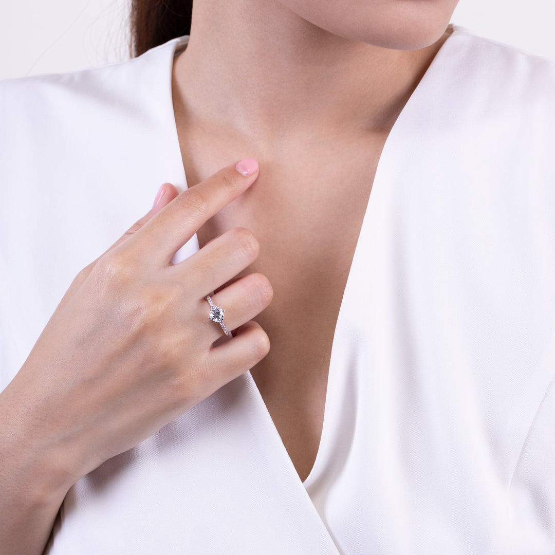 221R0048-01_Silver_100_facts_CZ_shoulder_set_6_claw_solitaire_ring
