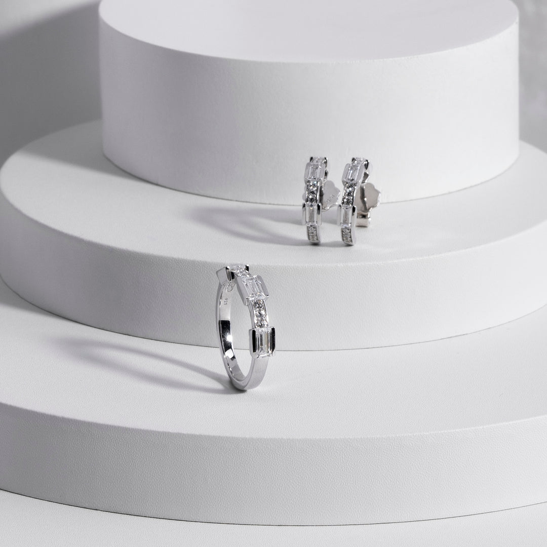 221R0496-01-5_Quadri_925_Sterling_silver_baguette_channel_&_prong_set_cubic_zirconia_ring