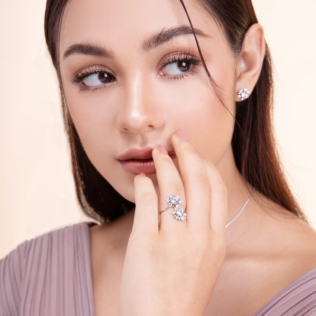 221R0556-01-Merii-Silver-with-100-facets-round-cut-cz-snowflakes-open-ring