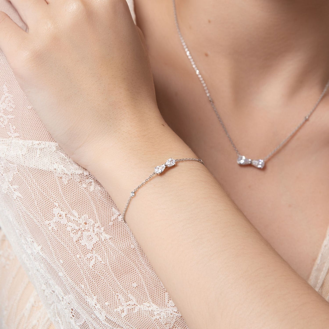 Ballerina: สร้อยข้อมือเงินชุบโรเดียมรูปโบว์ Infinity ประดับ CZ ทรงหยดน้ำ