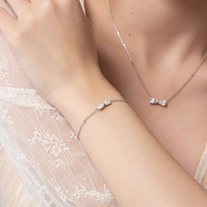 Ballerina: สร้อยข้อมือเงินชุบโรเดียมรูปโบว์ Infinity ประดับ CZ ทรงหยดน้ำ