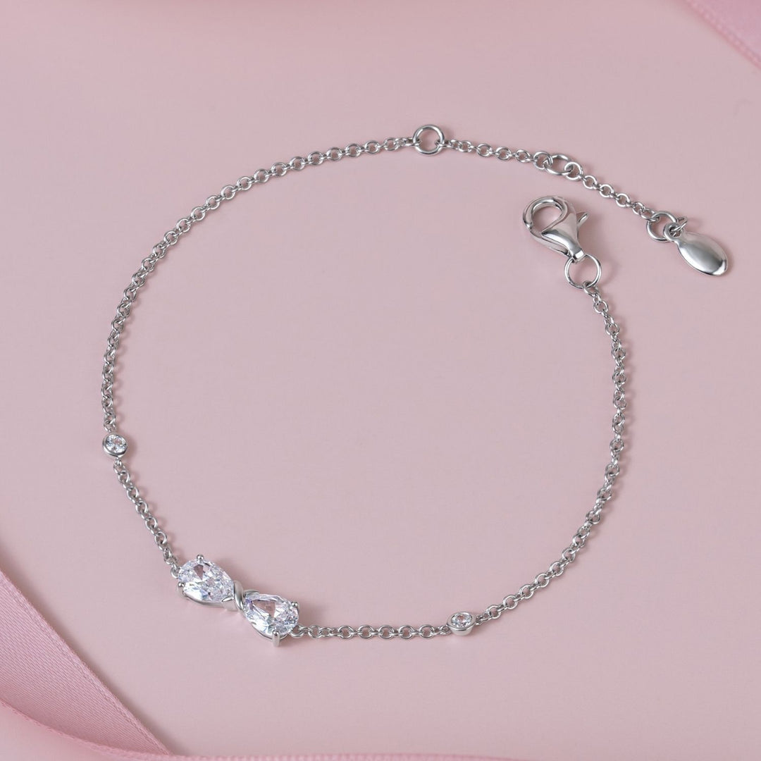 Ballerina: สร้อยข้อมือเงินชุบโรเดียมรูปโบว์ Infinity ประดับ CZ ทรงหยดน้ำ