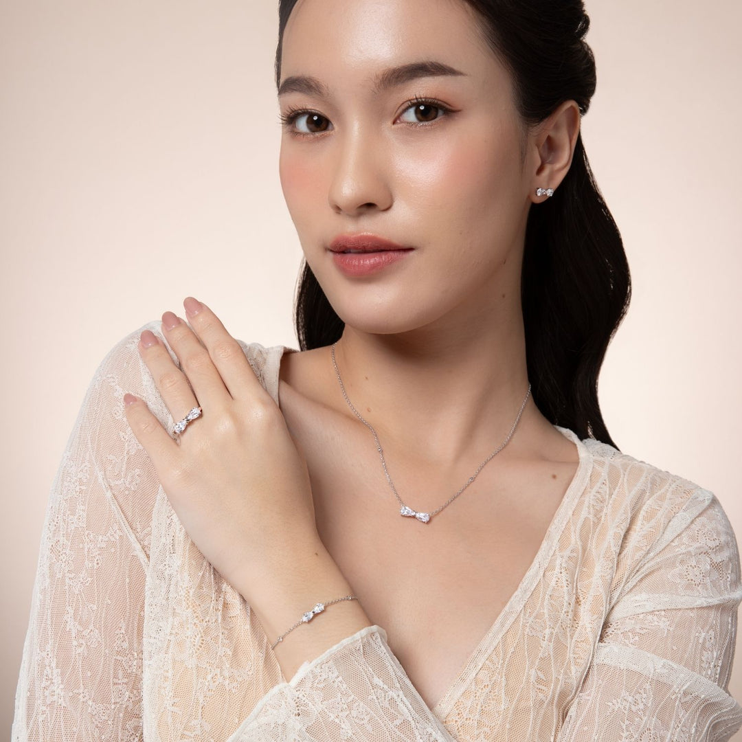 Ballerina: สร้อยข้อมือเงินชุบโรเดียมรูปโบว์ Infinity ประดับ CZ ทรงหยดน้ำ