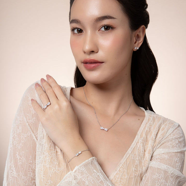 Ballerina: สร้อยข้อมือเงินชุบโรเดียมรูปโบว์ Infinity ประดับ CZ ทรงหยดน้ำ