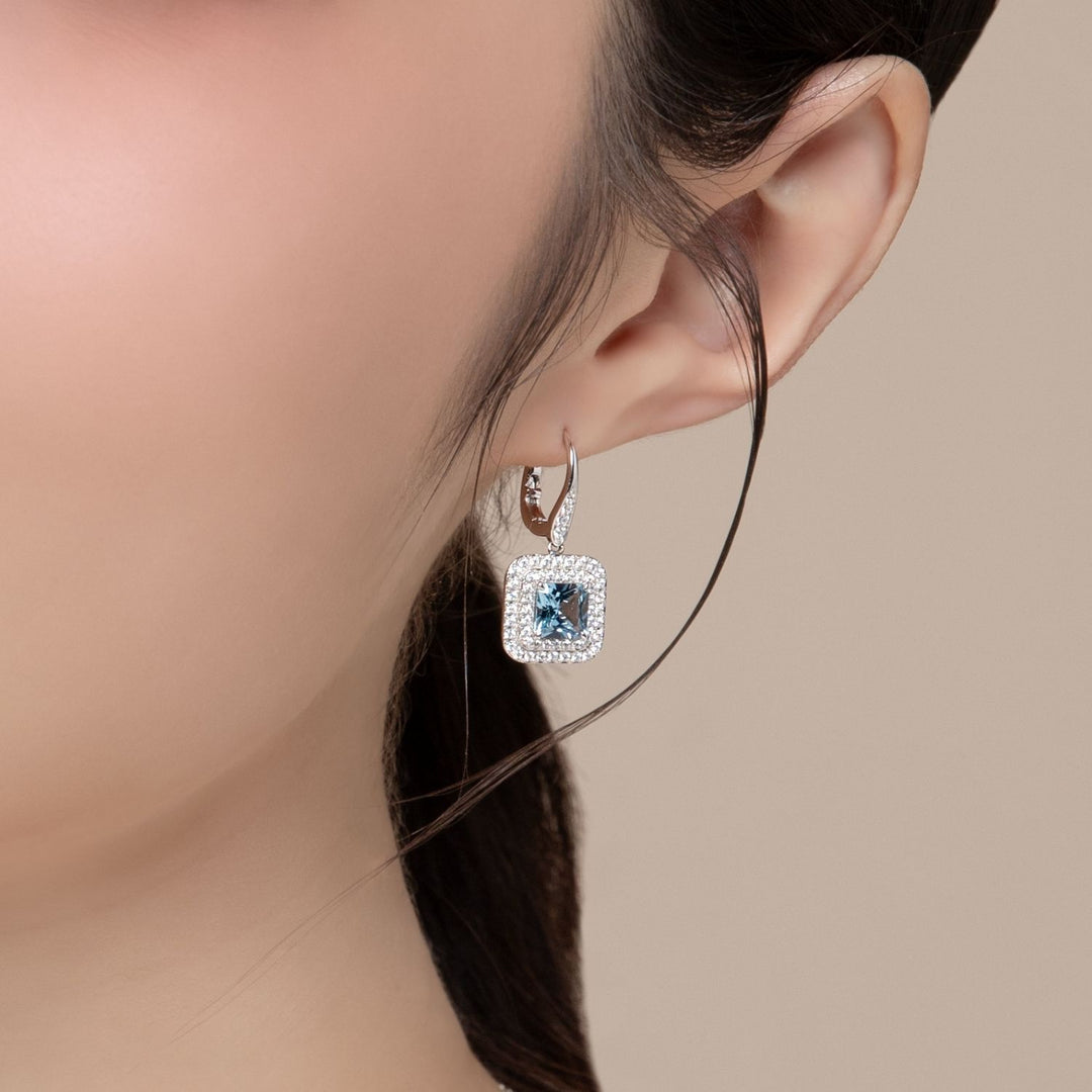 Decorum: ต่างหูเงินประดับ Synthetic Aquamarine Spinel ทรง Radiant Cut ล้อมเพชร CZ