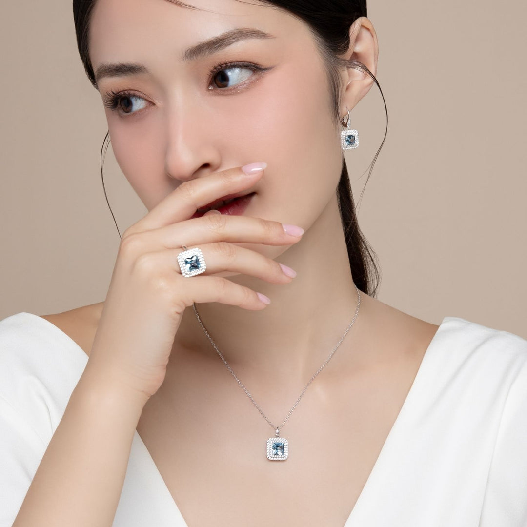 Decorum: ต่างหูเงินประดับ Synthetic Aquamarine Spinel ทรง Radiant Cut ล้อมเพชร CZ