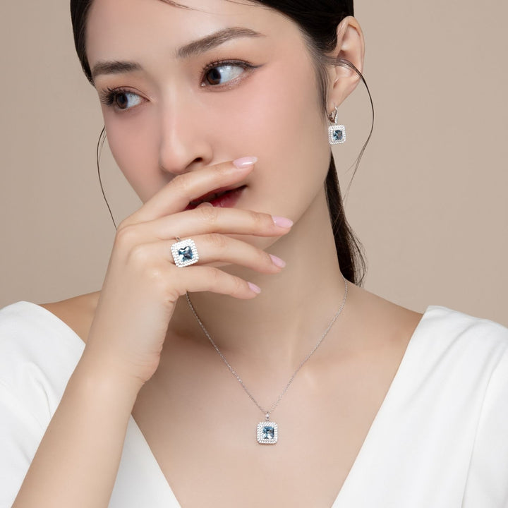 Decorum: ต่างหูเงินประดับ Synthetic Aquamarine Spinel ทรง Radiant Cut ล้อมเพชร CZ