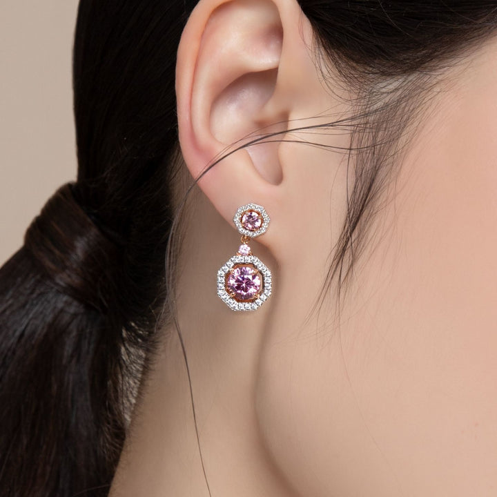 Decorum: ต่างหูระย้าเงินชุบโรสโกลด์ประดับประดับ Pink Cubic Zirconia ล้อมเพชร CZ