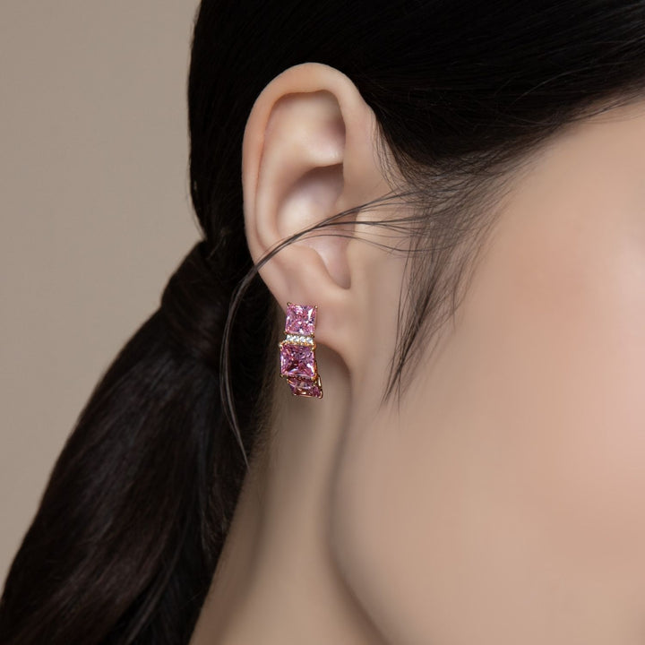 Decorum: ต่างหูสตั๊ดเงินชุบโรสโกลด์ประดับ CZ สีชมพู ทรง Princess Cut