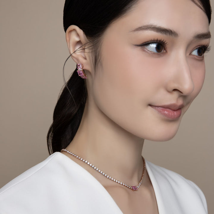 Decorum: ต่างหูสตั๊ดเงินชุบโรสโกลด์ประดับ CZ สีชมพู ทรง Princess Cut