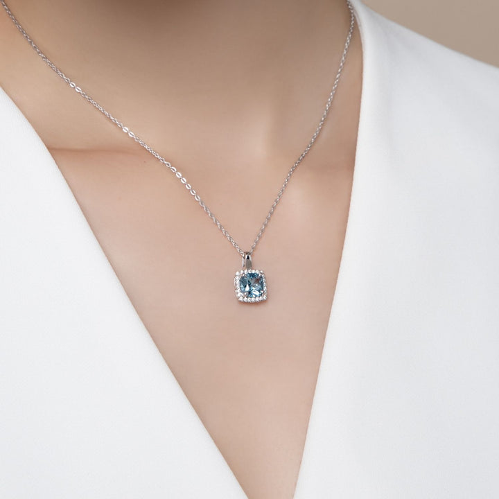 Decorum: สร้อยคอพร้อมจี้เงินประดับ Synthetic Aquamarine Spinel ทรง Square Cut ล้อมเพชร CZ