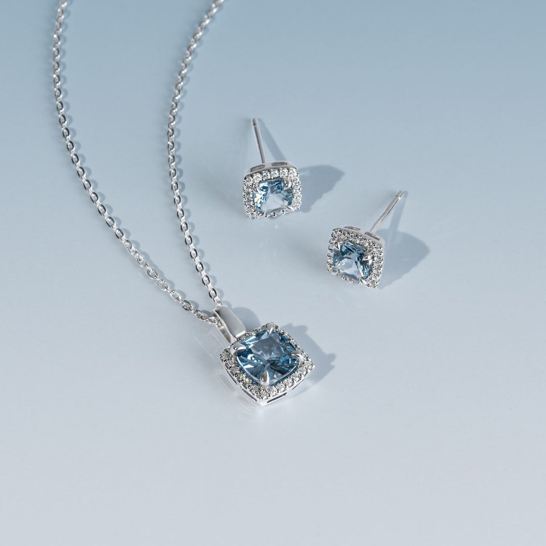 Decorum: สร้อยคอพร้อมจี้เงินประดับ Synthetic Aquamarine Spinel ทรง Square Cut ล้อมเพชร CZ