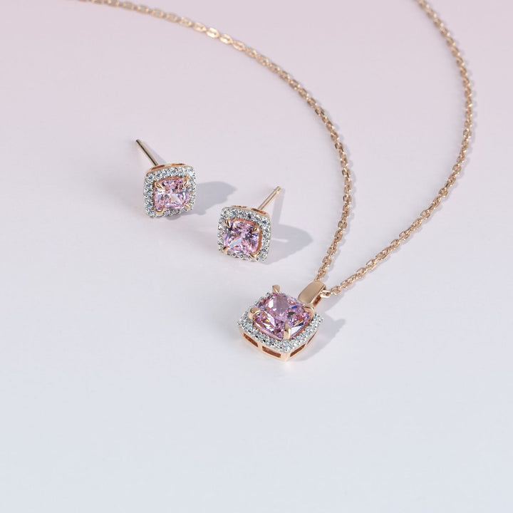 Decorum: สร้อยคอพร้อมจี้เงินชุบโรสโกลด์ประดับ CZ สีชมพูทรง Square Cut ล้อมเพชร CZ