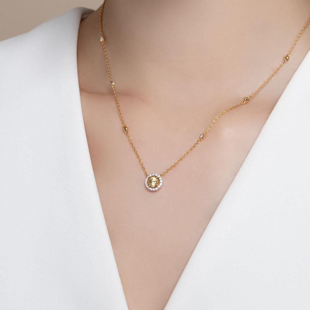 Decorum: สร้อยคอพร้อมจี้เงินชุบทองประดับ Citrine Nanocrystal ทรง Round Cut และ CZ