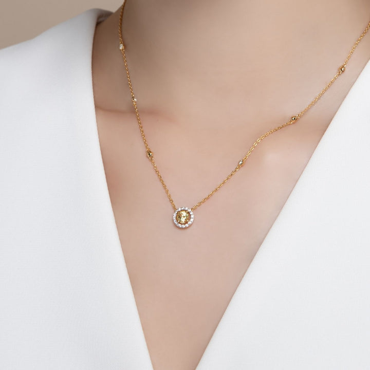Decorum: สร้อยคอพร้อมจี้เงินชุบทองประดับ Citrine Nanocrystal ทรง Round Cut และ CZ