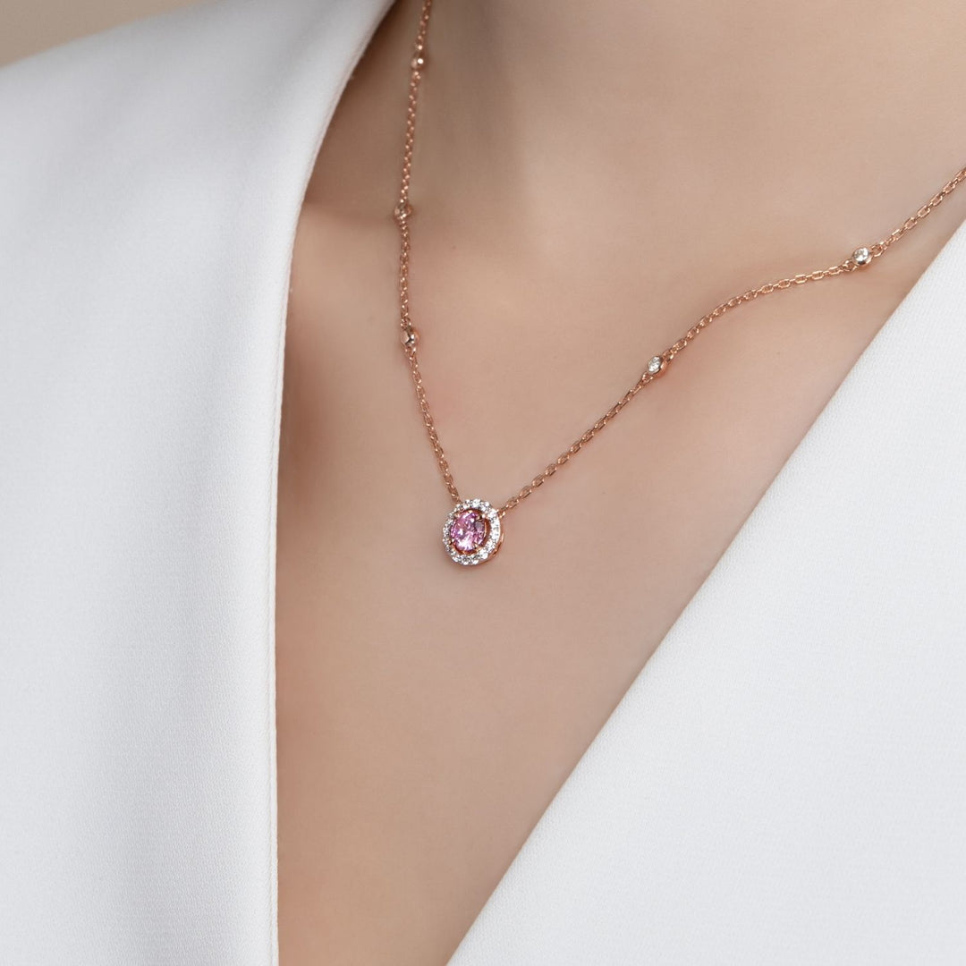 Decorum: สร้อยคอพร้อมจี้เงินชุบโรสโกลด์ประดับ CZ สีชมพู ทรง Round Cut และ CZ