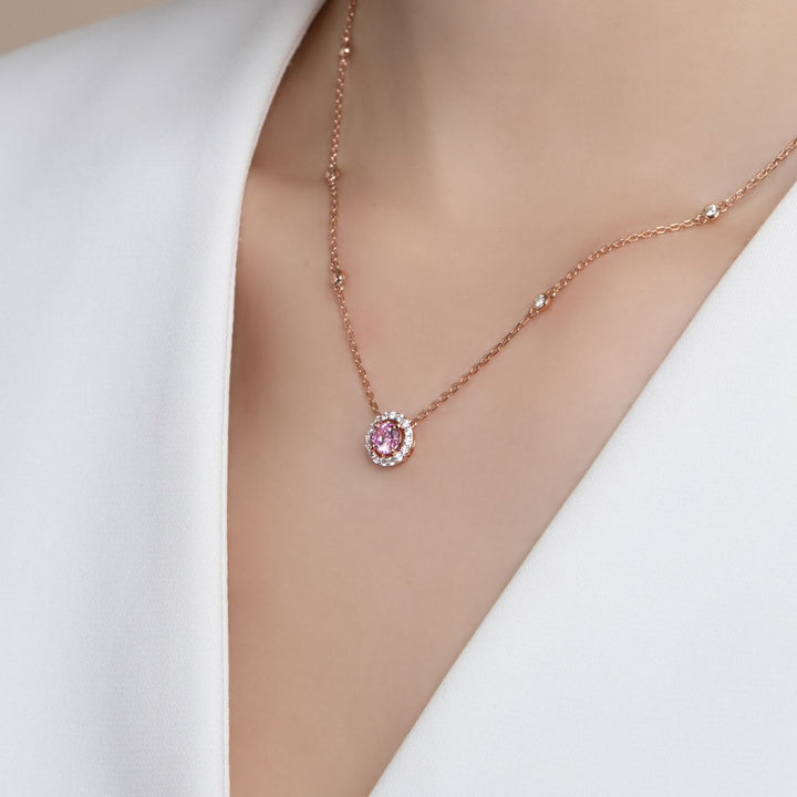 Decorum: สร้อยคอพร้อมจี้เงินชุบโรสโกลด์ประดับ CZ สีชมพู ทรง Round Cut และ CZ