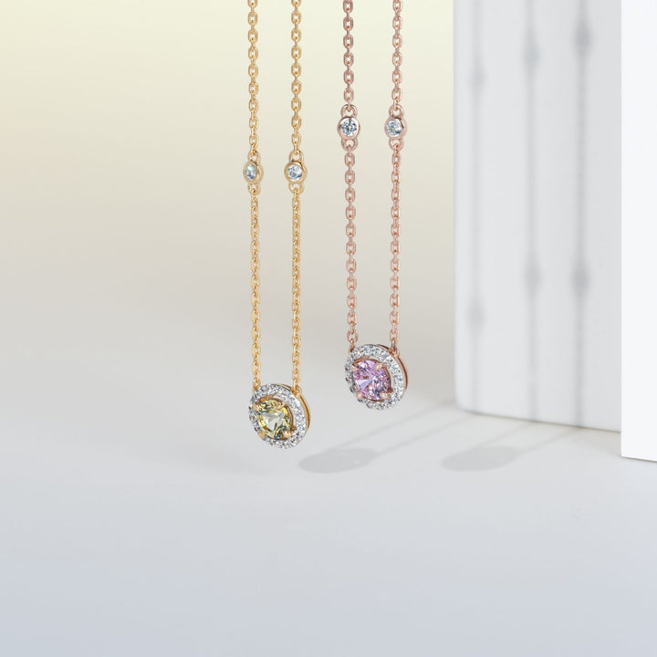 Decorum: สร้อยคอพร้อมจี้เงินชุบโรสโกลด์ประดับ CZ สีชมพู ทรง Round Cut และ CZ