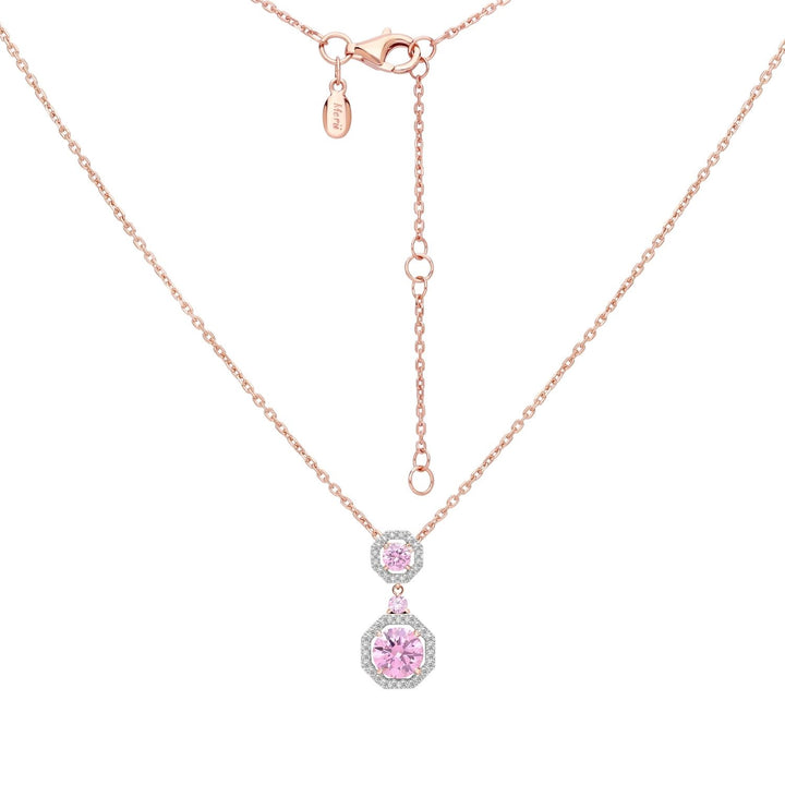 Decorum: สร้อยคอพร้อมจี้เงินชุบโรสโกลด์ประดับ CZ สีชมพูทรง Round Cut ล้อมเพชร CZ